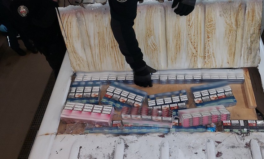 Prawie 2 tys. paczek papierosów ukrytych było w dachu busa.