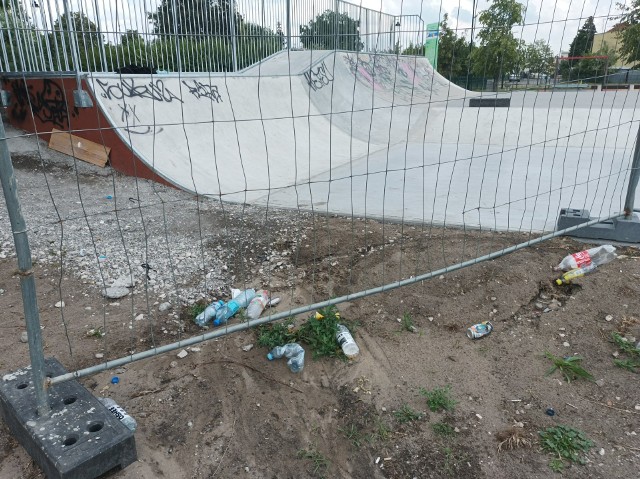 Skatepark odwiedzają nie tylko młodzi sportowcy, ale też, niestety osoby, które nie wiedzą do czego służy i go niszczą.