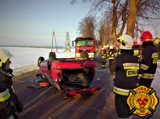 Wypadek na trasie Goszczyno - Krokowa 5.03.2018. 33-letni kierowca uderzył w drzewo, a później dachował. Trafił do szpitala [zdjęcia]