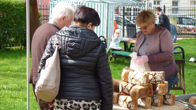Chleby gwdowskie podczas Festiwalu Chleba w Gwdzie. Piekarnia w Gwdy Wielkiej jest posiadaczem logo Kulinarnego Dziedzictwa