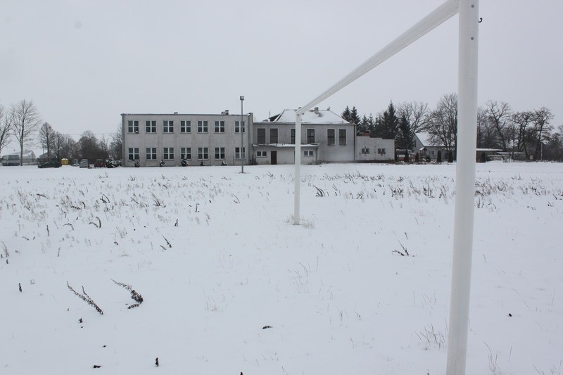 - Dziury, pełno wody i brak trawy - tak wygląda boisko...