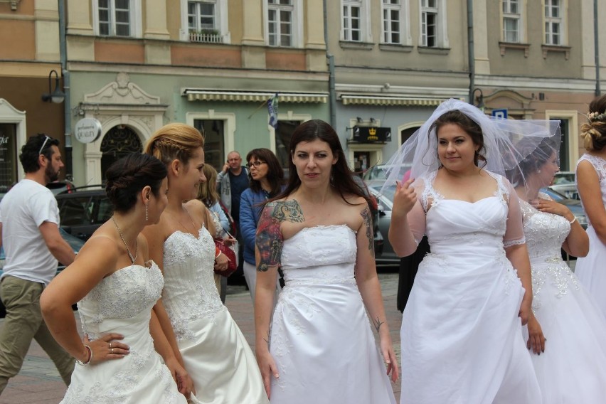 Parada Panien Młodych na Rynku w Opolu (1 lipca 2018)