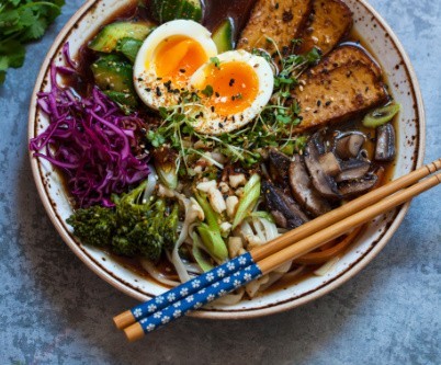 Ramen, miso czy zupa pho? Orientalne zupy, których jeszcze nie próbowałeś [PRZEPISY]