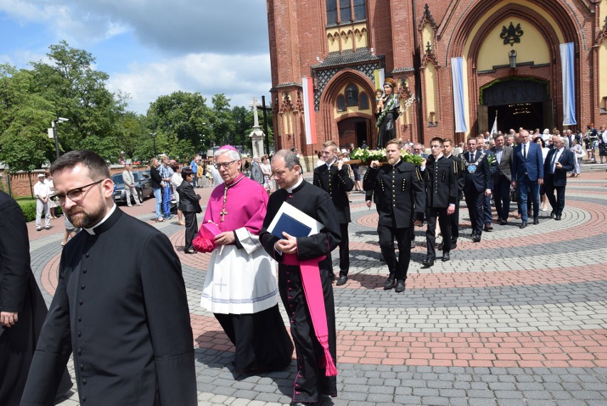 Arcybiskup Wiktor Skworc poświęcił sztandar Rybnika