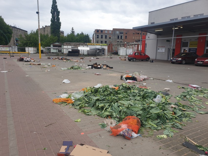 Targowisko Dolna-Ceglana: Gdy handlarzy i klientów już nie ma... ZDJĘCIA