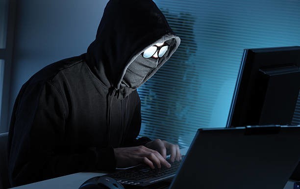 W jaki sposób atakuje haker? Jak się chronić?