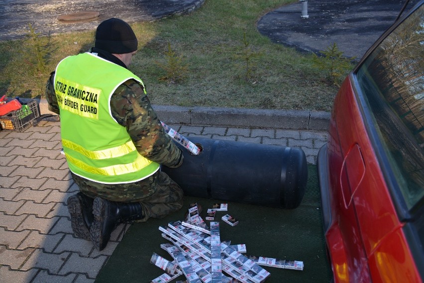 Transporty ponad 100 tysięcy paczek papierosów bez polskich...