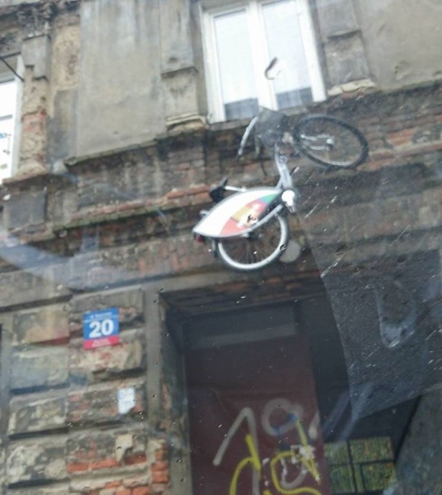 Na ul. Sosnowej rower zawieszony jest na parapecie.