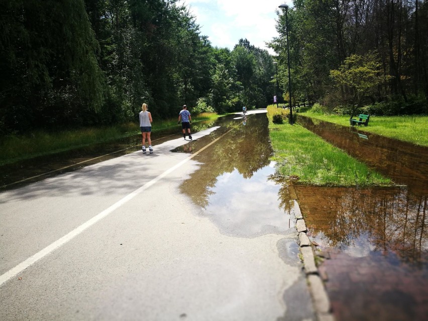 Rolkostrada w Dolinie Trzech Stawów zalana od niedzieli ZDJĘCIA