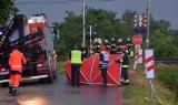 Tragedia na przejeździe kolejowym pod Wrocławiem. Nie żyje 5 osób (ZDJĘCIA)