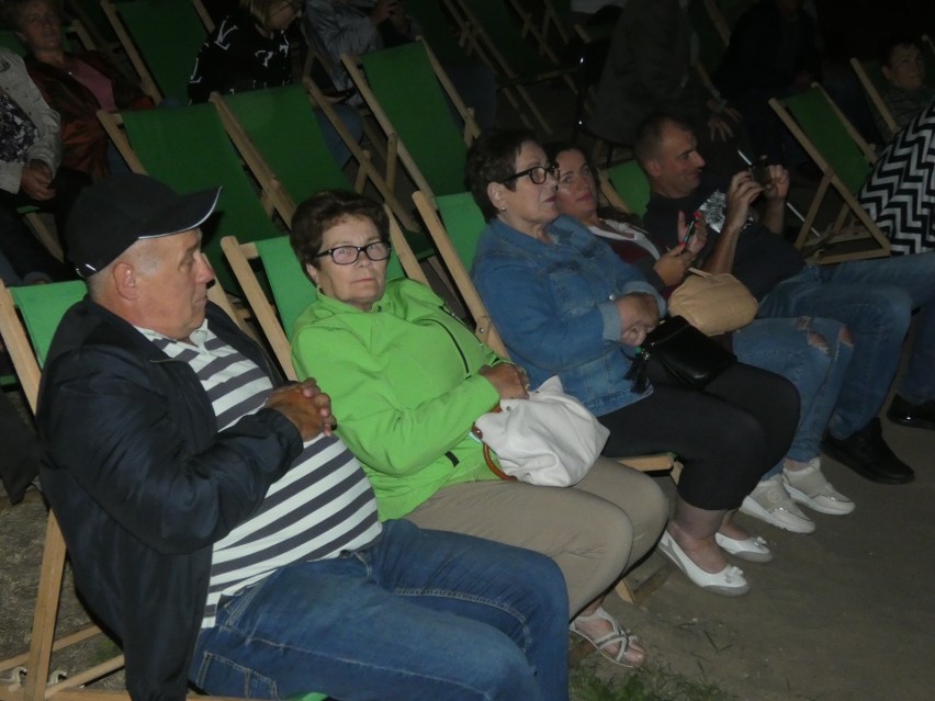 Kino plenerowe w Długiem. Mieszkańcy gm. Czarnia wzięli udział w seansie 30.07.2022