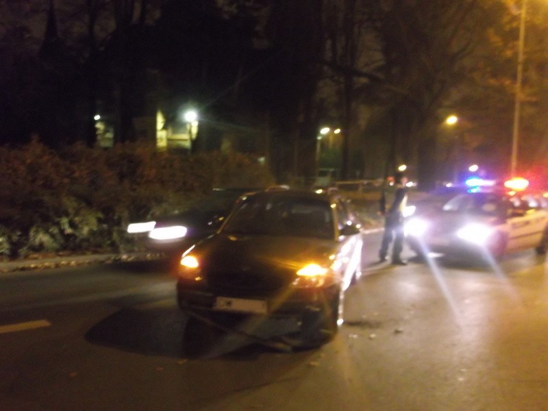 Wrocław: Wypadek na Kozanowskiej. Samochód zderzył się ze skuterem (ZDJĘCIA)