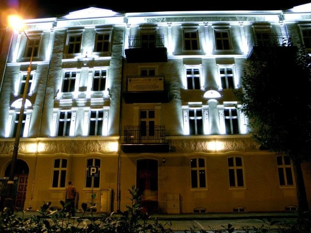Centrum Organizacji Pozarządowych doczekało się ostatnio pięknej iluminacji. Obecnie ul. Małeckich jest jedyną w Ełku w pełni odrestaurowaną, zabytkową częścią miasta.
