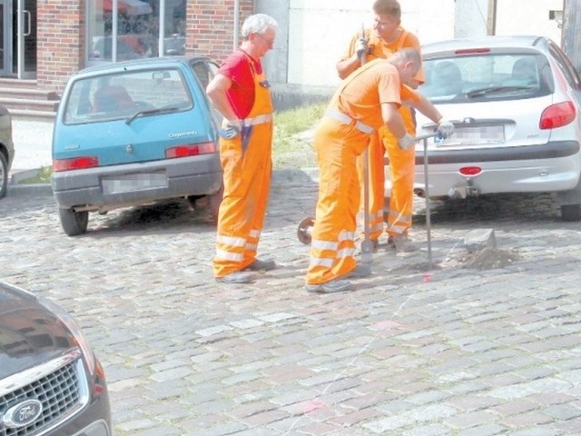 Rozpoczęły się przygotowania do ogrodzenia terenu, by uniemożliwić wjazd na Rynek Sienny.