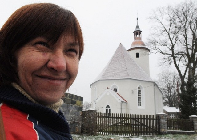 Halina Cichoń cieszy się, że udało się uratować kościół przed ruiną. Ma nadzieję, że znajdą się też pieniądze na remont wnętrza świątyni