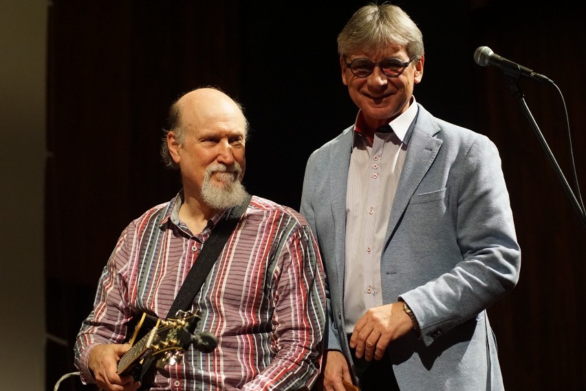 John Scofield i dyrektor Ery Jazzu Dionizy Piątkowski