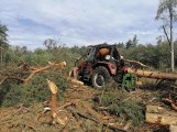 Bogufałów: Drzewo spadło na traktor. Kierowca zmarł w kaliskim szpitalu [ZDJĘCIA]