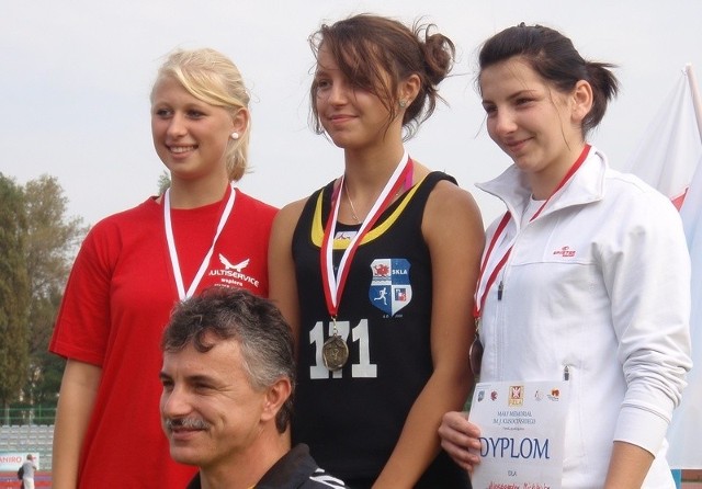 Marcelina Witek, w środku,  na podium w Toruniu. Poniżej jej trener i tata Mirosław Witek.