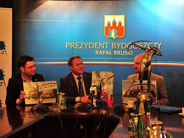 Maciej Figas, dyrektor Opery Nova, prezydent Bruski i Maciej Jagodziński-Jagnemeer prezentują Łuczniczkę Nova