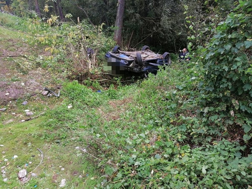 Kalnica - Kadłubówka: Wypadek samochodu osobowego. Volvo uderzyło w barierki i dachowało w rowie [ZDJĘCIA]