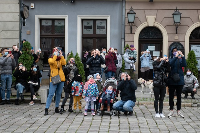 W sobotę, 7 listopada, w życie weszły kolejne obostrzenia związane z pandemią koronawirusa. Tego samego dnia centrum Poznania i Stary Rynek praktycznie świeciły pustkami. Jednak tuż przed godziną 12 przed ratuszem zebrał się tłum osób zainteresowanych oglądaniem trykających się koziołków. Na miejscu był nasz fotoreporter, który sfotografował, jak wyglądał Poznań w sobotę około południa. Zobacz w galerii jego zdjęcia. Przejdź dalej --->