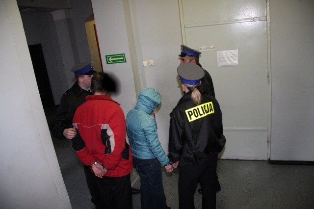 Stach i Magdalena czekają w asyście policji na wejście do sali rozpraw zielonogórskiego sądu.