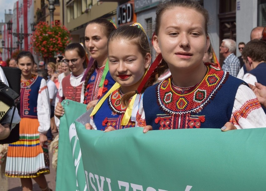 Gorlice. Festiwal Świat pod Kyczerą. Przez miejski deptak przeszedł barwny korowód artystów z różnych stron świata