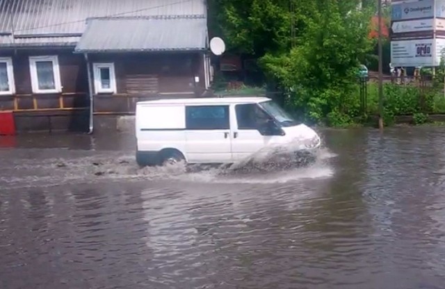 Ulica Jurowiecka zalana po burzy w Białymstoku