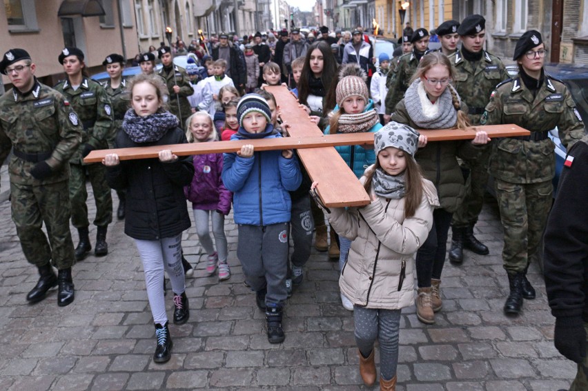 Drewniany krzyż  ulicami miasta  - od kościoła na osiedlu...