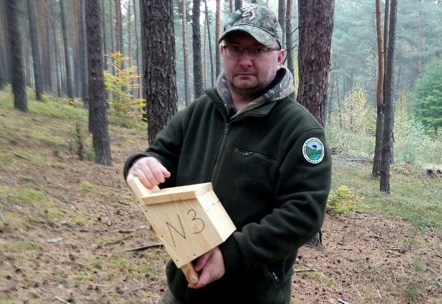 Akcja zawieszania budek dla nietoperzy i popielic (pilch) w lasach w okolicach Lubaczowa i Narola.