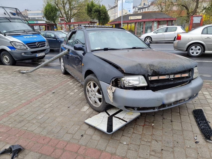 Wolontariusz ukradł w Przemyślu samochód i rozbił się w centrum miasta [ZDJĘCIA]