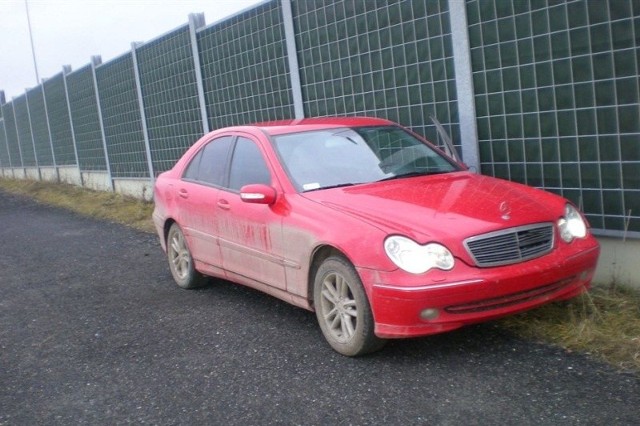 Skradzionego mercedesa policjanci odnaleźli w okolicach węzła autostradowego Dąbrówka.