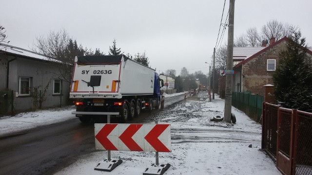 Na ulicy Armii Krajowej przy okazji remontu ulicy Sosnowieckie Wodociągi SA położą też sieć kanalizacyjną. Te prace toczą się już od kilku tygodni. Objazd do ulicy Maczkowskiej prowadzi przez Strzemieszyce i Ostrowy Górnicze