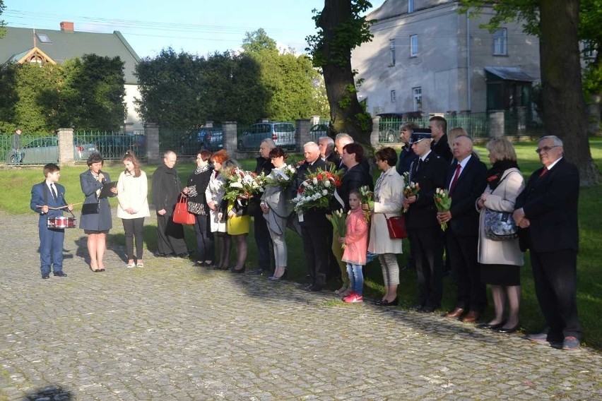 Władze i mieszkańcy Koprzywnicy pamiętali o VIII rocznicy katastrofy samolotu prezydenckiego pod Smoleńskiem 