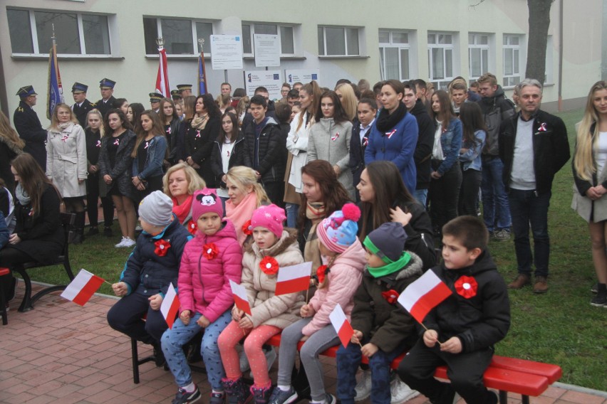 Przed „Budowlanką” w Tarnobrzegu odsłonili tablicę na kamieniu i wspólnie zaśpiewali hymn (zdjęcia)