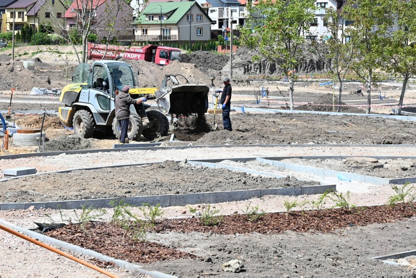 Trwa budowa parku miejskiego w Chęcinach. To będzie perełka dla mieszkańców (ZDJĘCIA)