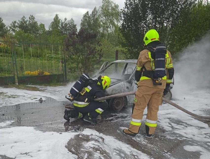 W sobotę strażacy gasili pożar samochodu w Chronowie -...