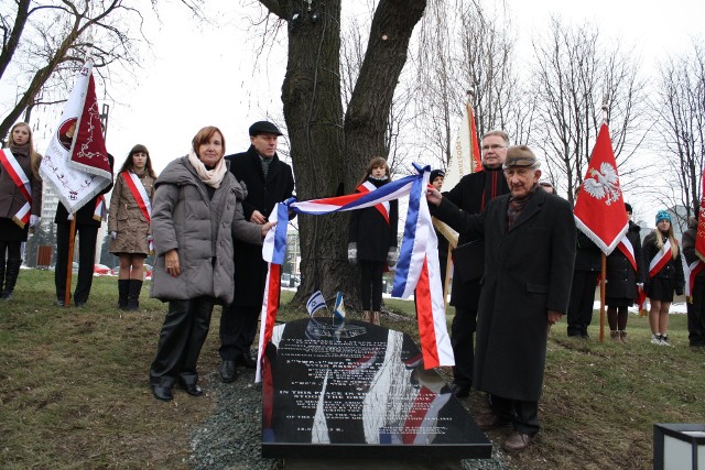 Zbigniew Mazur i Ryszard Kosowski (z tyłu) razem z Evelyn i Samuelem Mandelbaum odsłaniali tablicę koło upamiętniającą likwidację getta