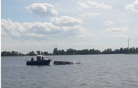 Żaglówka wywróciła się na jeziorze Rajgrodzkim. Trójka turystów wylądowała w wodzie. Pomogli im policyjni wodniacy [ZDJĘCIA]
