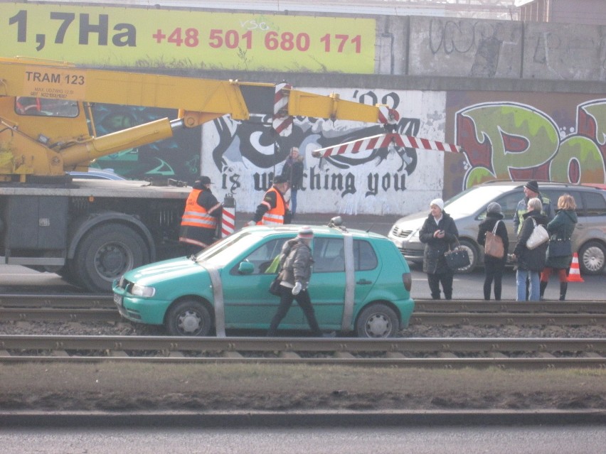 Hetmańska: Zderzenie aut - samochód na torowisku