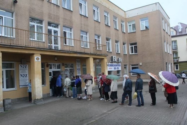 Kolejki w przychodni przy ul. Białówny ciągną się przez kilkanaście metrów