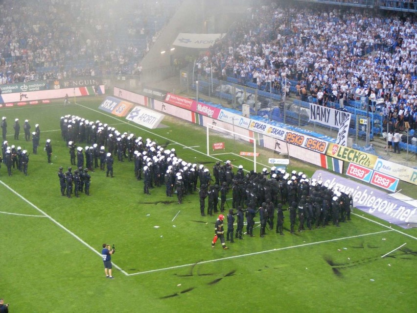 Lech - Legia - pod koniec meczu musiała interweniować...