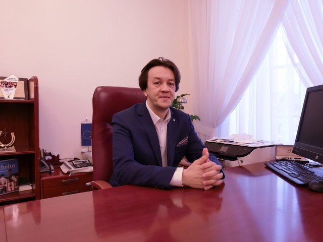 Piotr Kozłowski, burmistrz Kozienic poinformował o podpisaniu umowy w sprawie dotacji na mieszkanie dla repatriantów.