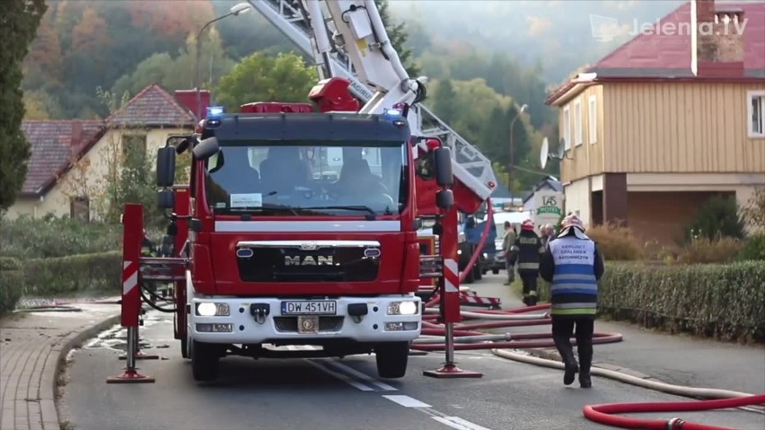 Groźny pożar domu wielorodzinnego [VIDEO]               