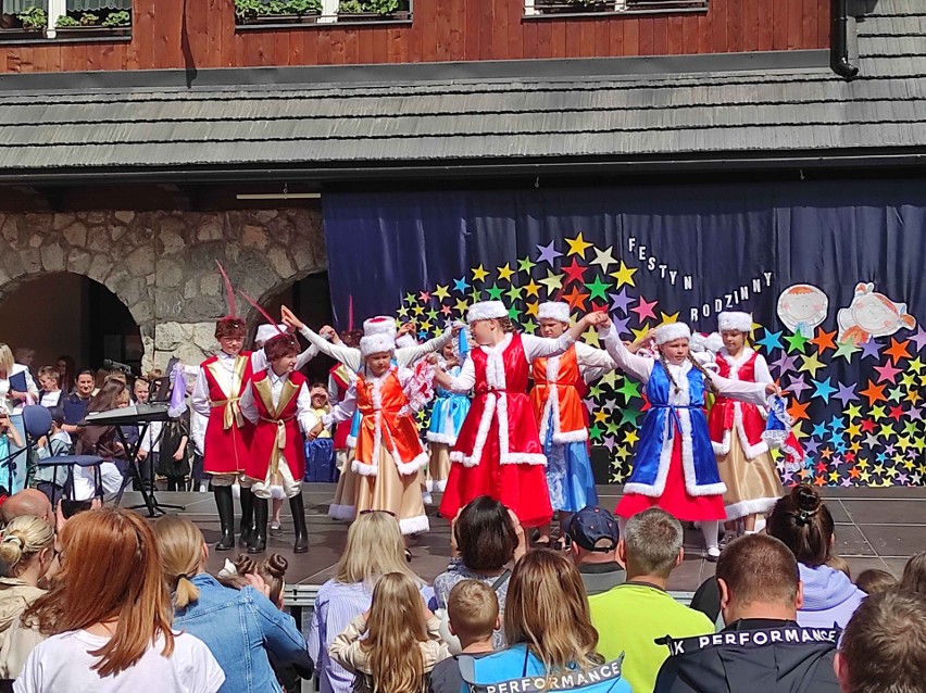 Zakopane. Rodzinna zabawa przy podstawówce nr 3. Nawet nauczycielki śpiewały, a burmistrz robił im zdjęcia 