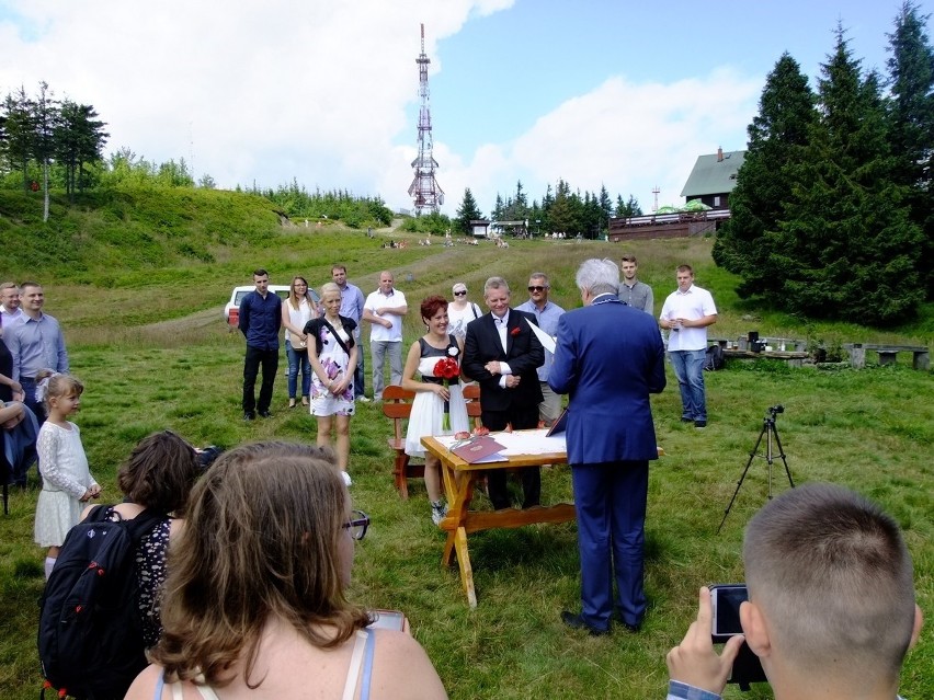 Ślub na Skrzycznem! [ZDJĘCIA] Pobrali się w Beskidach, bo lubią wędrówki górskie