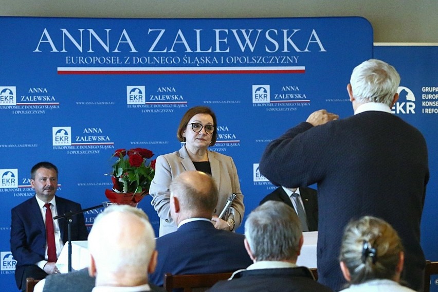 Anna Zalewska spotkała się z mieszkańcami Strzelina. Tematem Europejski Zielony Ład