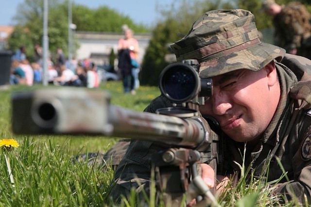 Strzelec Robert Doroch z międzyrzeckiej brygady razem ze swoim kolegą Marcinem Neckarem wygrali zespołowo ostatnie zawody Longshot w kategorii super magnum. Strzelali z karabinów Tor.