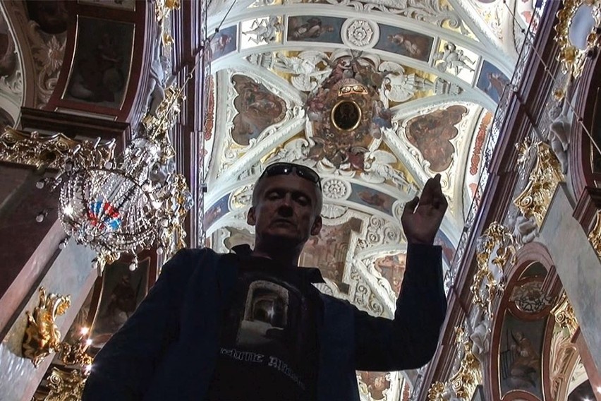 Franciszek Rozmus na tle sklepienia częstochowskiej bazyliki