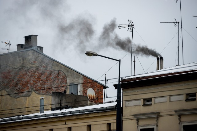 Nieekologiczne kopcące piece mają zniknąć z łódzkiego pejzażu do 2027 roku.